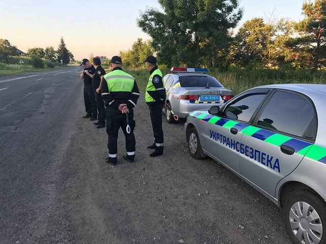 Укртрансбеспека и полиция в Закарпатье проводят рейдовые проверки