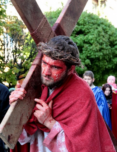 В Сквере участники спектакля вкопали кресты и "распяли" Христа