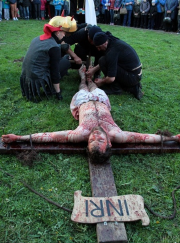 В Сквере участники спектакля вкопали кресты и "распяли" Христа
