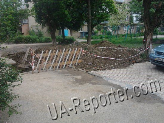 Ямы во дворах Ужгорода после ремонта