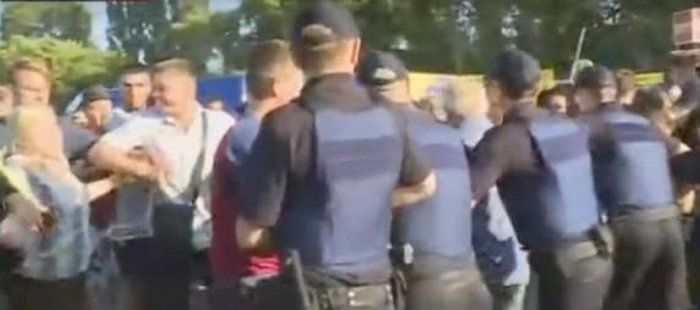 Торговцы МАФов устроили стычки с полицией на "Святошине" в Киеве