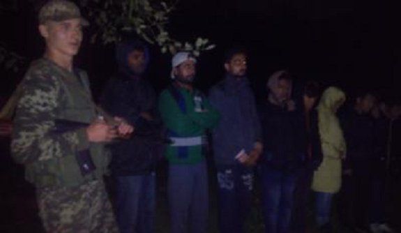 20 нелегальных мигрантов обнаружили и задержали пограничники Закарпатья