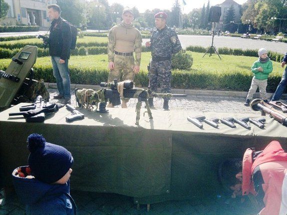 В Ужгороде на пл. Народной - выставка военной техники