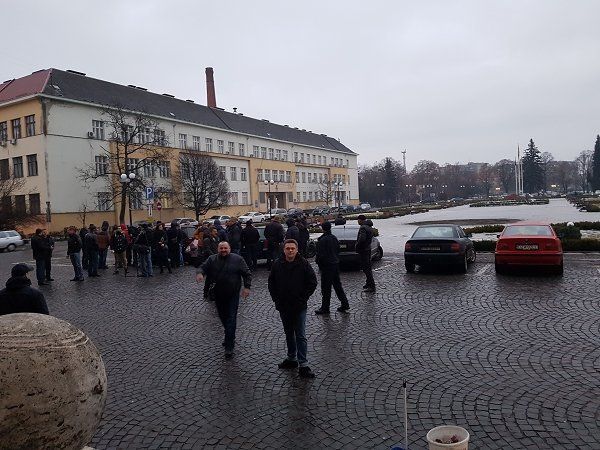 "Пересечники" проводят акцию под стенами ОГА в Ужгороде