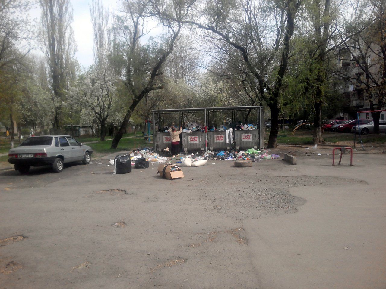 "АВЕ Ужгород" перестали вывозить мусор со двров по выходным