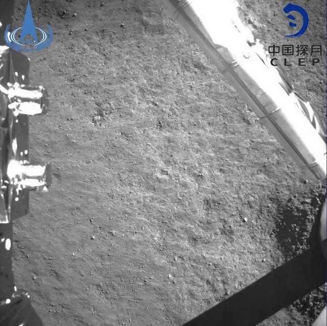 Китай показал первые снимки обратной стороны Луны