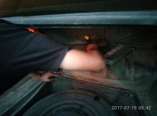 Украинец вез в Венгрию 400 пачек сигарет в баке авто