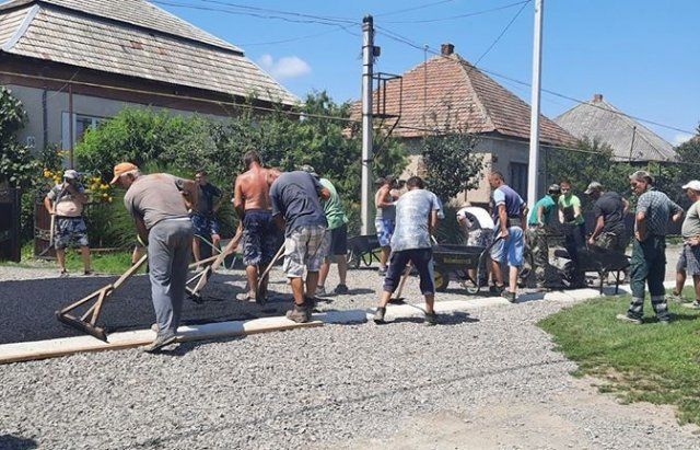 Похожие на трассу "Формулы-1" дороги в Закарпатье теперь строят не профессионалы, а простые сельские жители