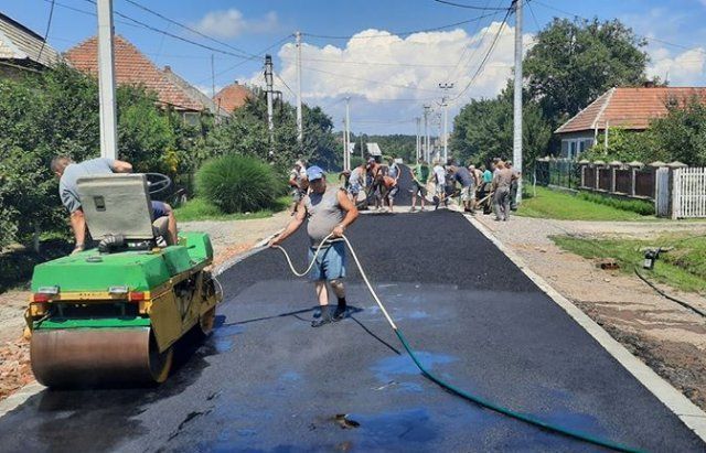 Похожие на трассу "Формулы-1" дороги в Закарпатье теперь строят не профессионалы, а простые сельские жители