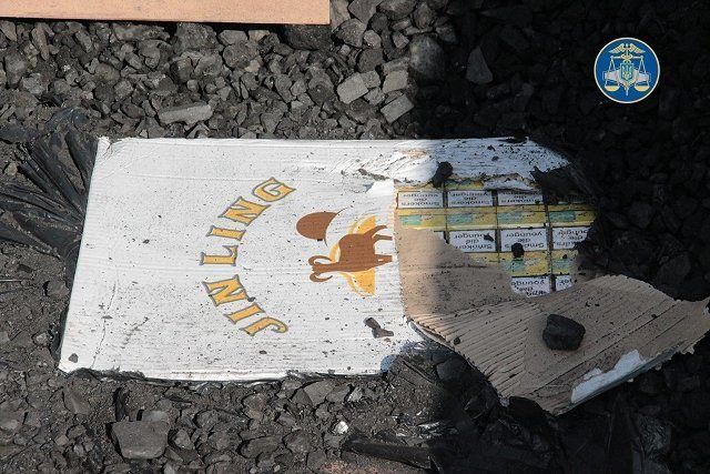 В грузовом поезде на границе в Закарпатье обнаружили под углем сигареты