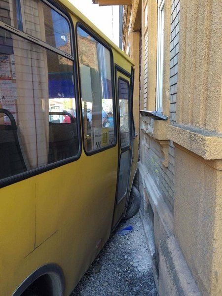 ДТП в Ужгороде: на Собранецкой маршрутка влетела в здание