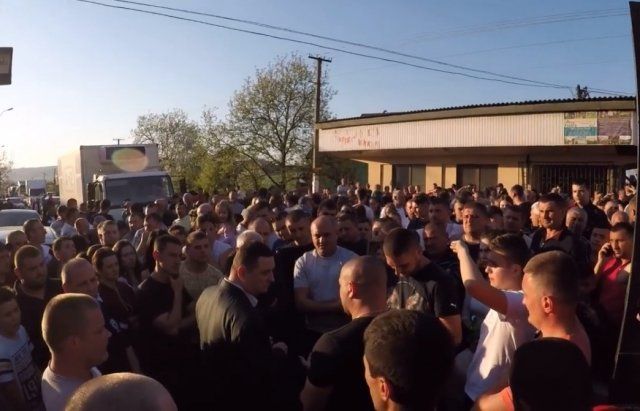 На Тячівщині селяни 8 годин блокували трасу «Мукачево – Рогатин» і ледь не влаштували самосуд 