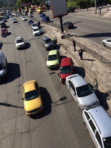 В масштабном ДТП в Киеве столкнулись 12 автомобилей