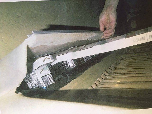 На КПП "Ужгород" конфисковали "Рено" напакованное сигаретами