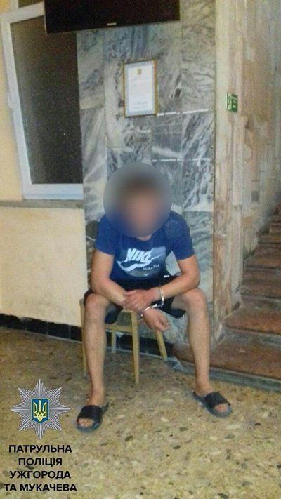 В Мукачево мужчина совершил нападение на патрульных