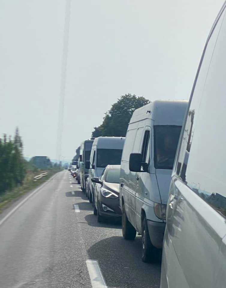 Водители стоят по 40 минут: На главной трассе в Закарпатье безумные пробки 