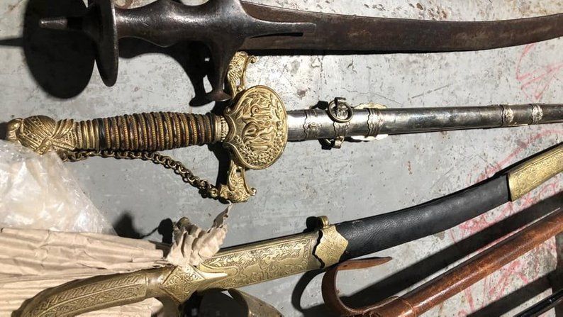 Антикварні дива! На кордоні Закарпаття у галичанина знайшли старовинну зброю