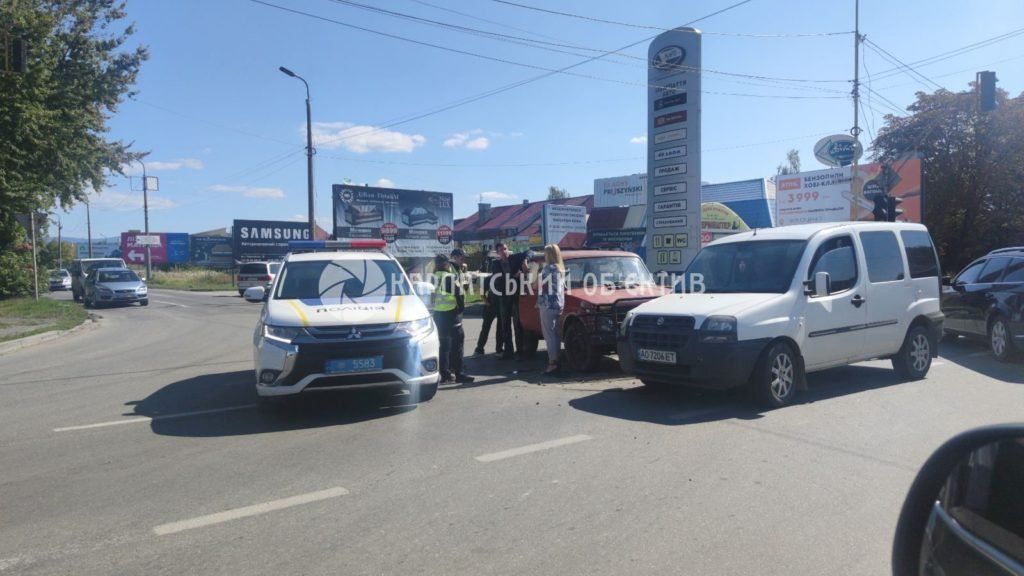 Сорвали джек-пот: Полиция разгребает одновременно два ДТП на одной улице в Ужгороде