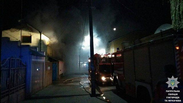 В Ужгороде ночью пожар охватил несколько домов