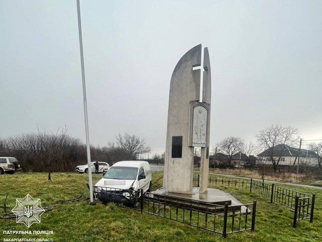 ДТП возле памятника Эгану устроил пьяный на VW возле Ужгорода