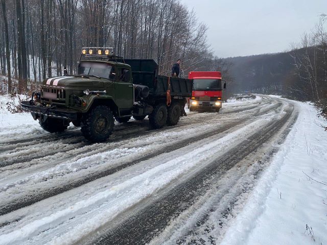 Непогода в Закарпатье: На дорогах появились автожертвы снега 