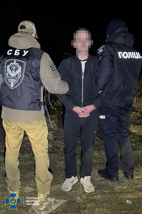 В Закарпатье отбывающий срок уголовник устроил схроны оружия и торговал им