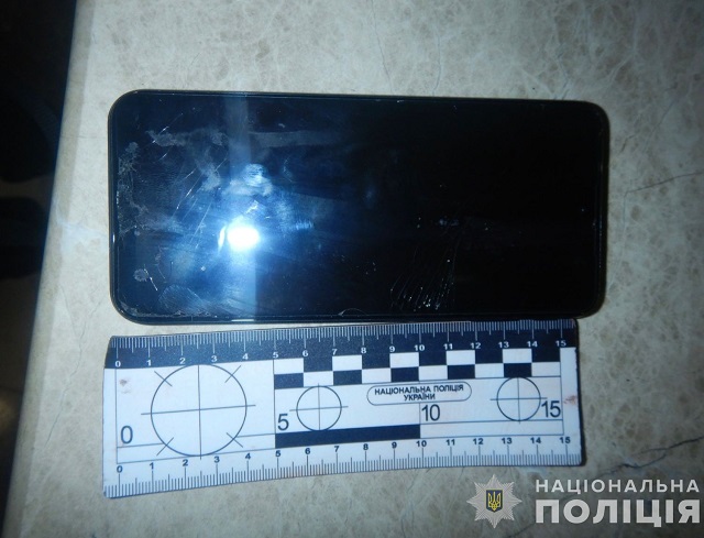 Вырвал из рук мобильный и скрылся: В Ужгороде задержали ночного грабителя
