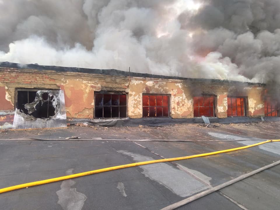 Шел 5-тый час: Что происходит на месте масштабного пожара в Ужгороде 