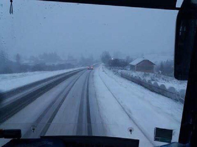 Из-за снегопадов затруднено движение на трассе "Киев-Чоп"