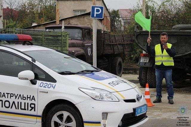 Патрульные в Ужгороде продемонстрировали свои умения на "Полицейском автослаломе