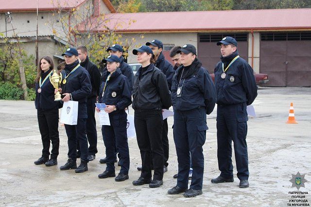 Патрульные в Ужгороде продемонстрировали свои умения на "Полицейском автослаломе