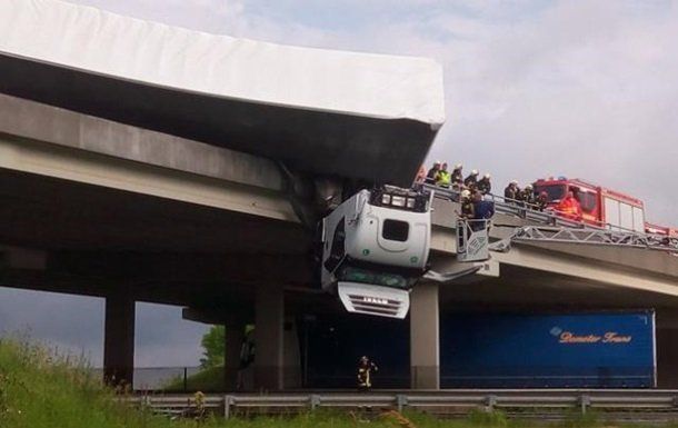 В "Нирьке" грузовик съехал с моста и повис в воздухе 