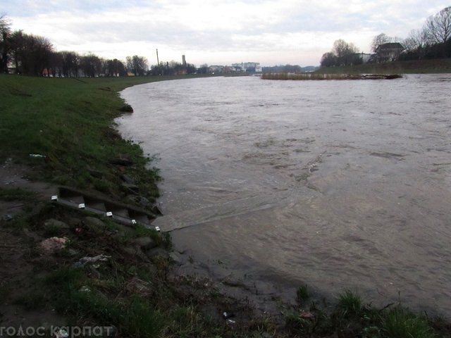 В Латорице на Закарпатье существенно поднялся уровень воды