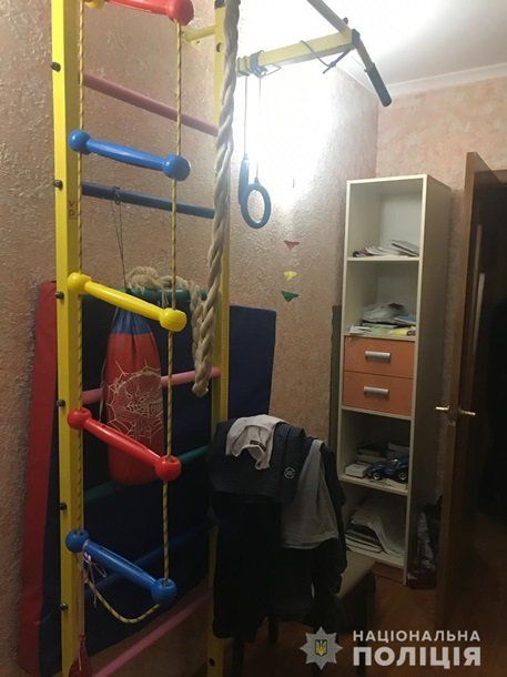 В Украине мама нашла 10-летнего мальчика повешенным на "шведской стенке" 