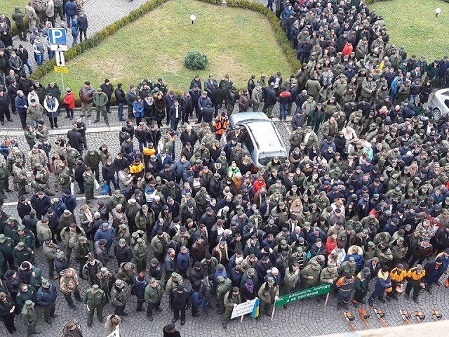 Лесоводы вышли на митинг перед Закарпатской ОГА