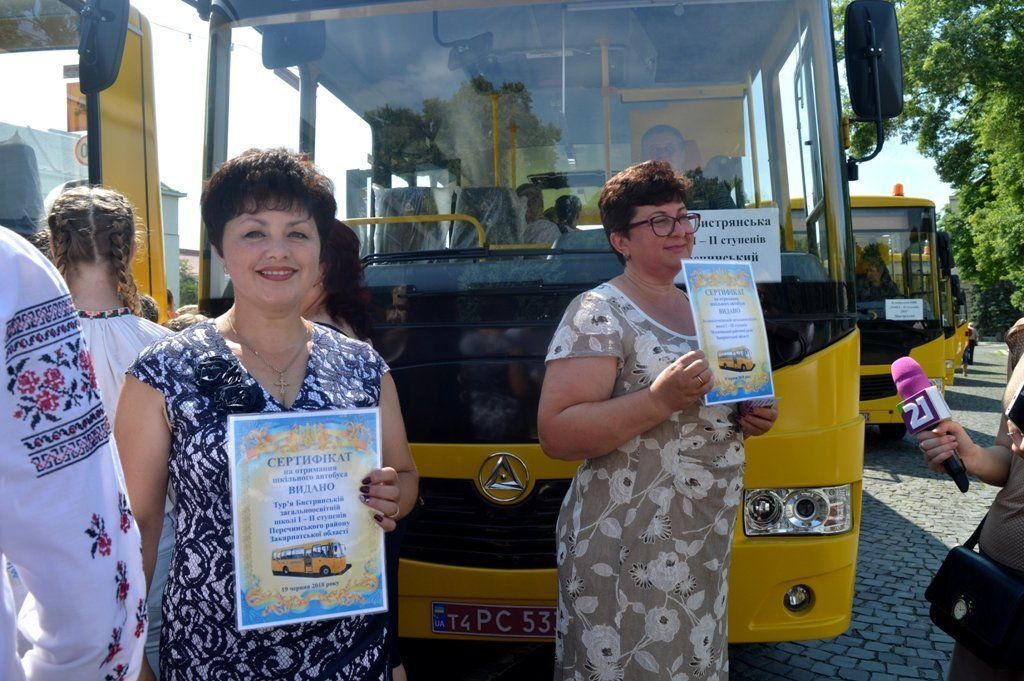 Нові шкільні автобуси отримали десять районів Закарпаття