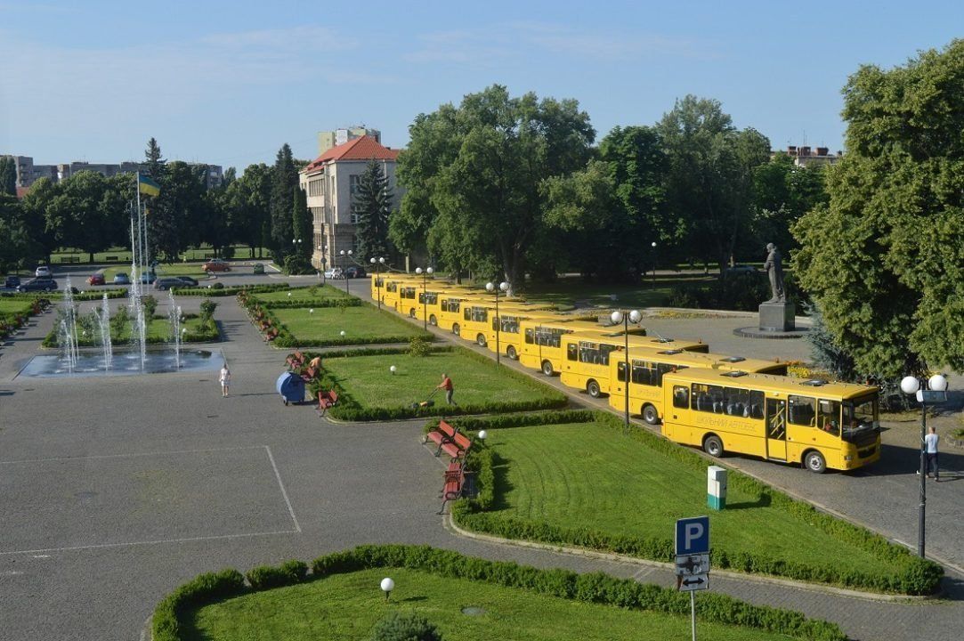 Нові шкільні автобуси отримали десять районів Закарпаття