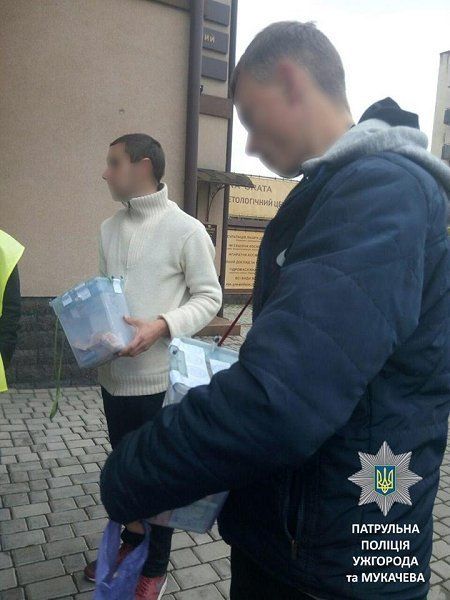 Трех подозреваемых в мошенничестве патрульные доставили в Мукачевский горотдел