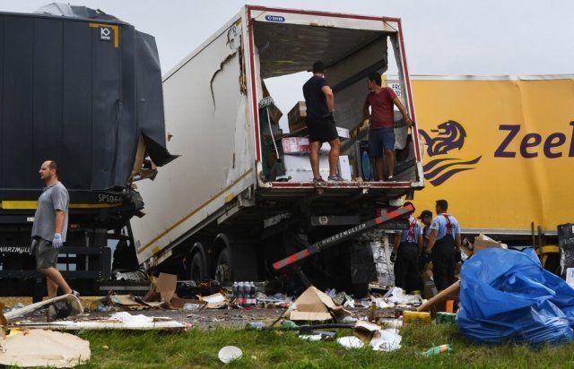 "Дуэт" камионов крепко "обнялся" на трассе в Словакии рядом с Закарпатьем