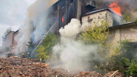 На тушение горящего здания, из-за чего дым видно отовсюду в Мукачево, отправили дополнительные силы