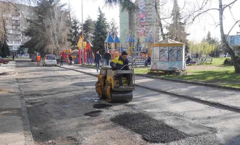 Работники КП КШЕП ликвидировали выбоины возле детской площадки