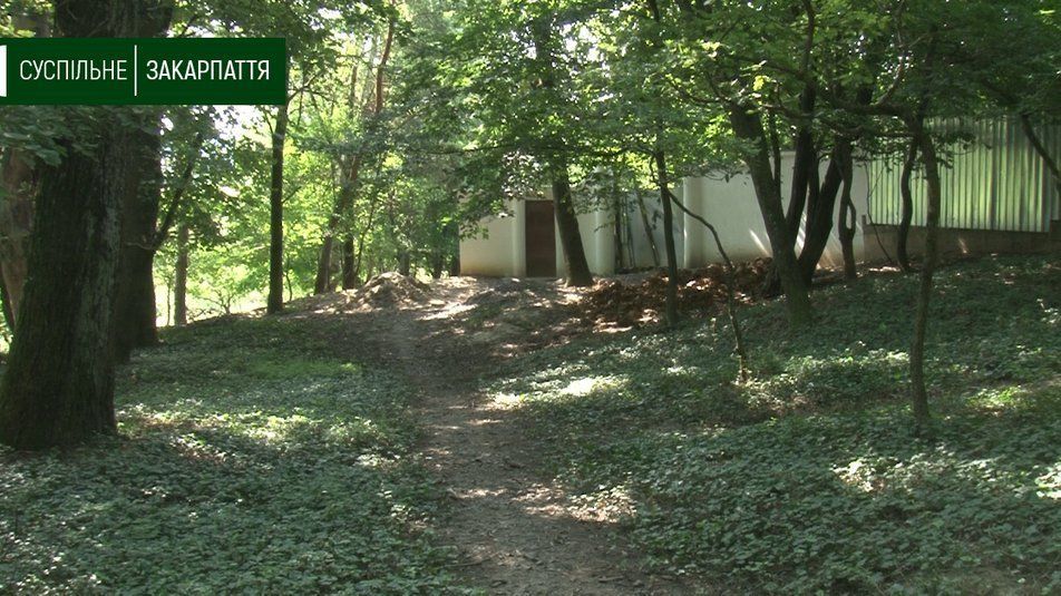 В Ужгороде мэра Андріїва нагло с помощью трактора захватили часть территории Ботанического сада УжНУ