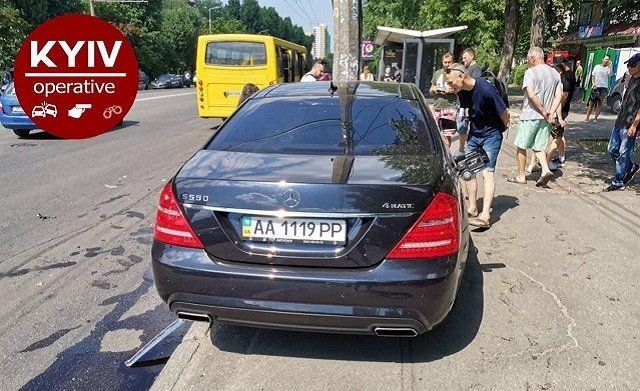 Пьяный мойщик устроил ДТП в Киеве: Угнал Mercedes, и чуть не снес остановку с людьми