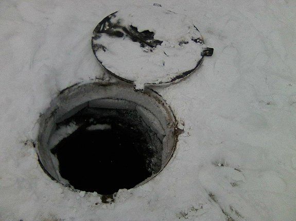 В Ужгороде на многолюдной улице женщина упала в канализационный люк