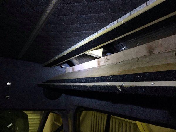 Закарпатские таможенники нашли в микроавтобусе румына сигареты