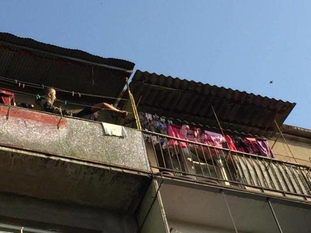 В Ужгороде спасатели снимали ребенка с балкона многоэтажки