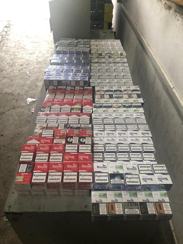 Стражі кордону Закарпаття знайшли у сховках "Мерса" кілька сотень пачок контрабандних сигарет