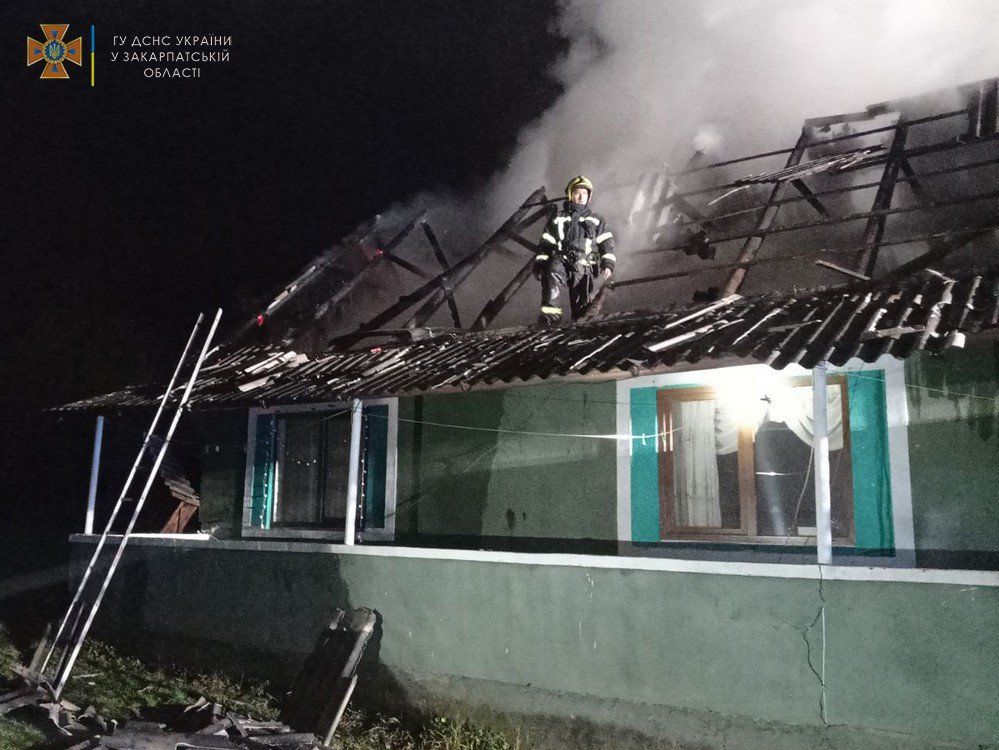 Масштабный пожар уничтожил половину дома в Закарпатье