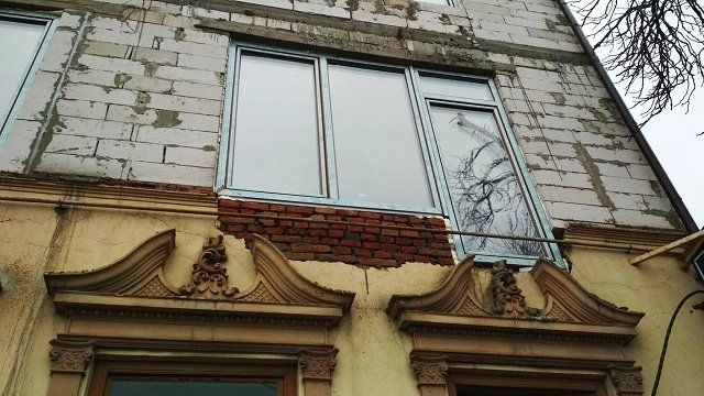 В центре Ужгорода незаконно изменили фасад старого дома