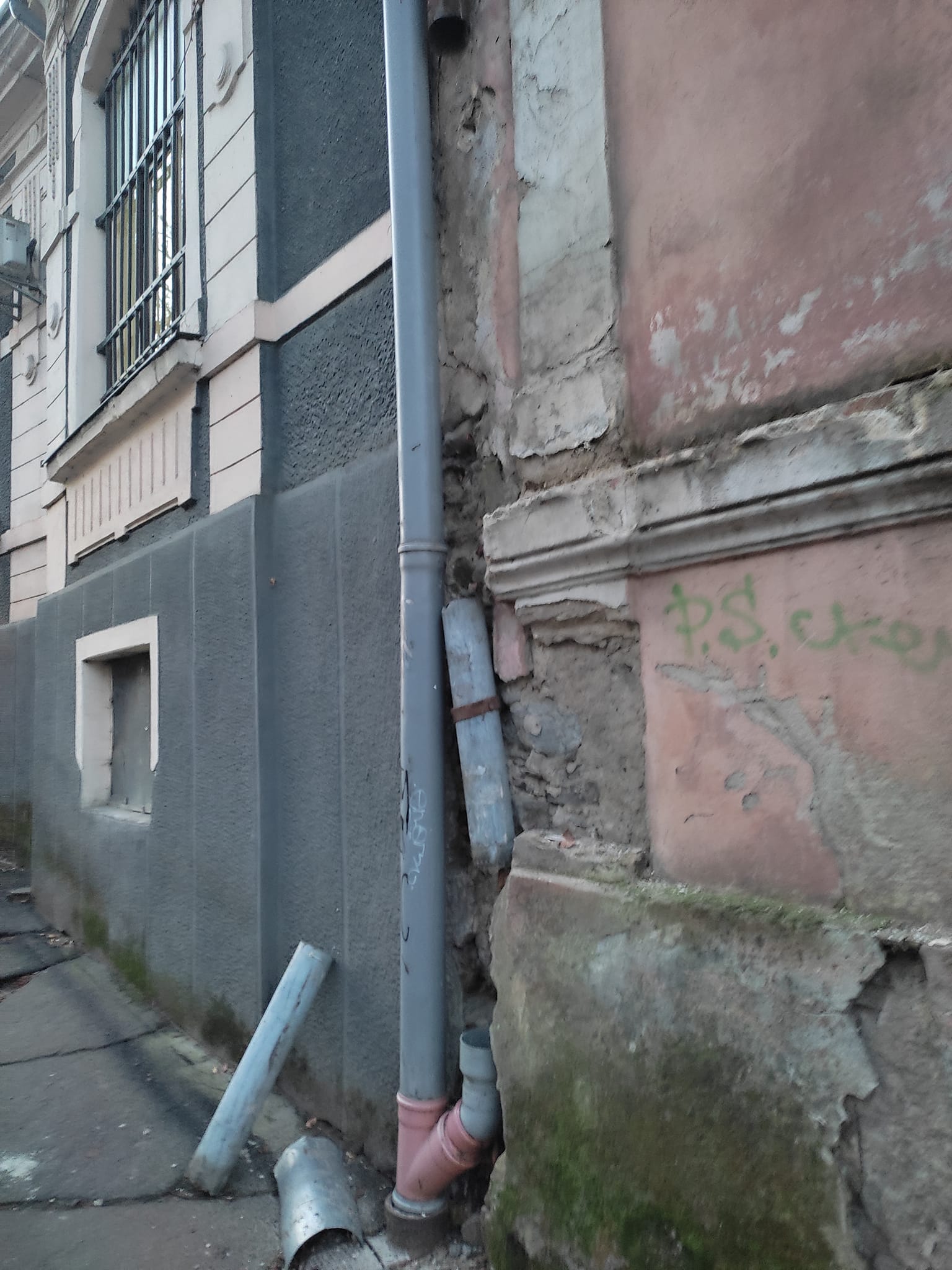 В Ужгороде вандалы от души поиздевались над историческим зданием 